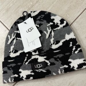 UGG Black and Gray Camo Beanie..unisex..black/gray
NWT ..